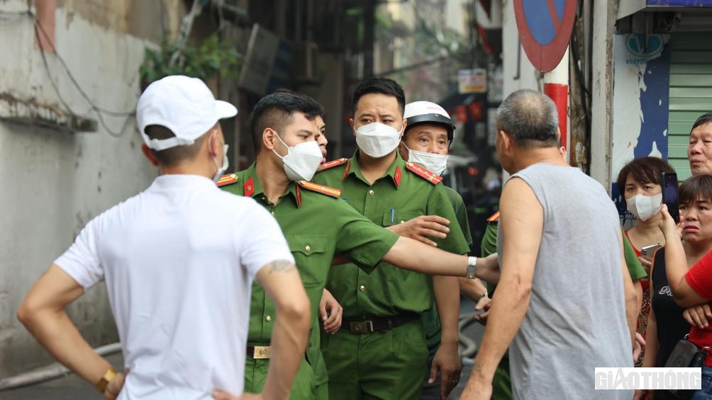 Tại khu vực đầu ngõ Thổ Quan, lực lượng chức năng luôn túc trực để ngăn không cho người dân đi vào.