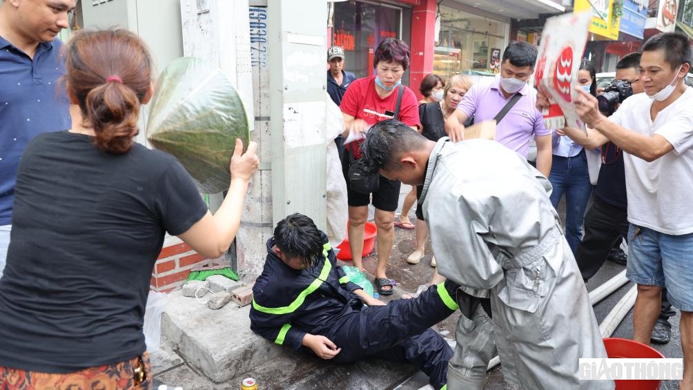 Một số cán bộ, chiến sỹ bị thương trong quá trình tham gia chữa cháy, cứu hộ cứu nạn.