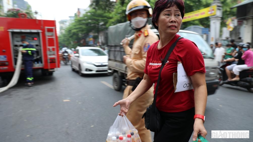 Người dân cũng hỗ trợ các cán bộ, chiến sĩ như lấy nước, quạt mát, cung cấp nước uống, đồ ăn...