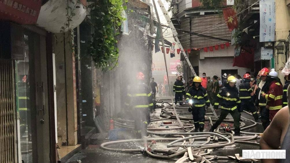 Khoảng 5h ngày 8/7, tại ngôi nhà số 12 ngõ Thổ Quan, phường Thổ Quan (quận Đống Đa, Hà Nội) đã xảy ra vụ cháy lớn khiến ba người bị mắc kẹt, tử vong.