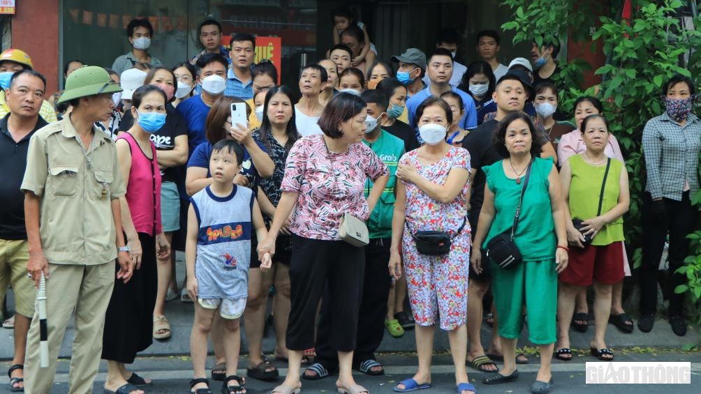 Rất đông người dân tập trung tại khu vực hiện trường vụ cháy.