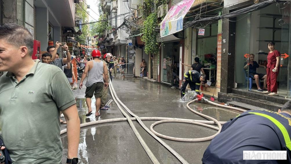 Đến khoảng 7h37, đám cháy cơ bản được dập tắt.