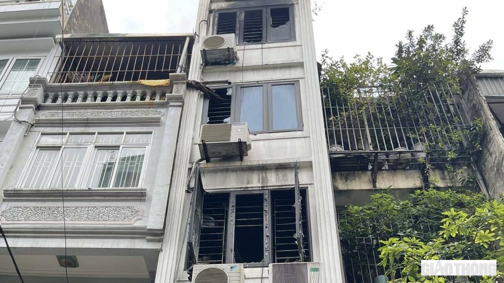 Nhà bị cháy có mặt trước tiếp giáp với ngõ Thổ Quan chiều rộng khoảng 4m, mặt sau tiếp giáp với đường dân sinh chiều rộng khoảng 1m, hai mặt còn lại tiếp giáp nhà dân.