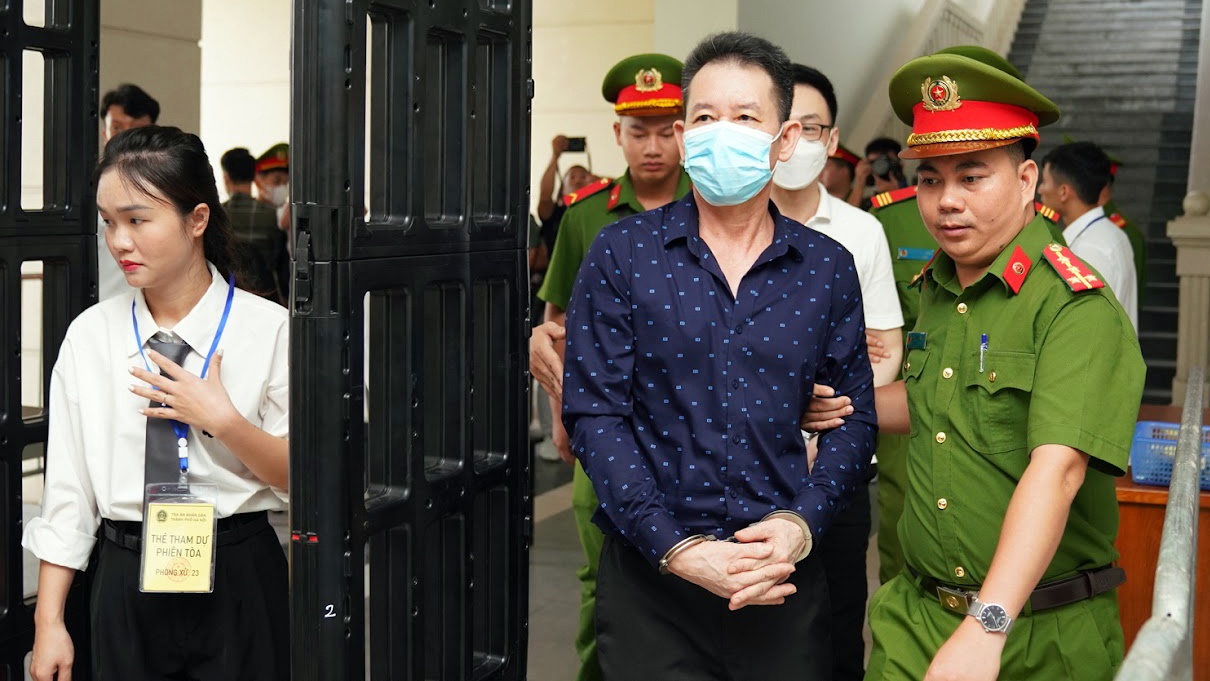 Những c&aacute; nh&acirc;n v&agrave;o ph&ograve;ng xử &aacute;n được kiểm tra an ninh chặt chẽ. Người tham gia tố tụng được y&ecirc;u cầu hạn chế mang thiết bị điện tử v&agrave;o nơi HĐXX l&agrave;m việc.