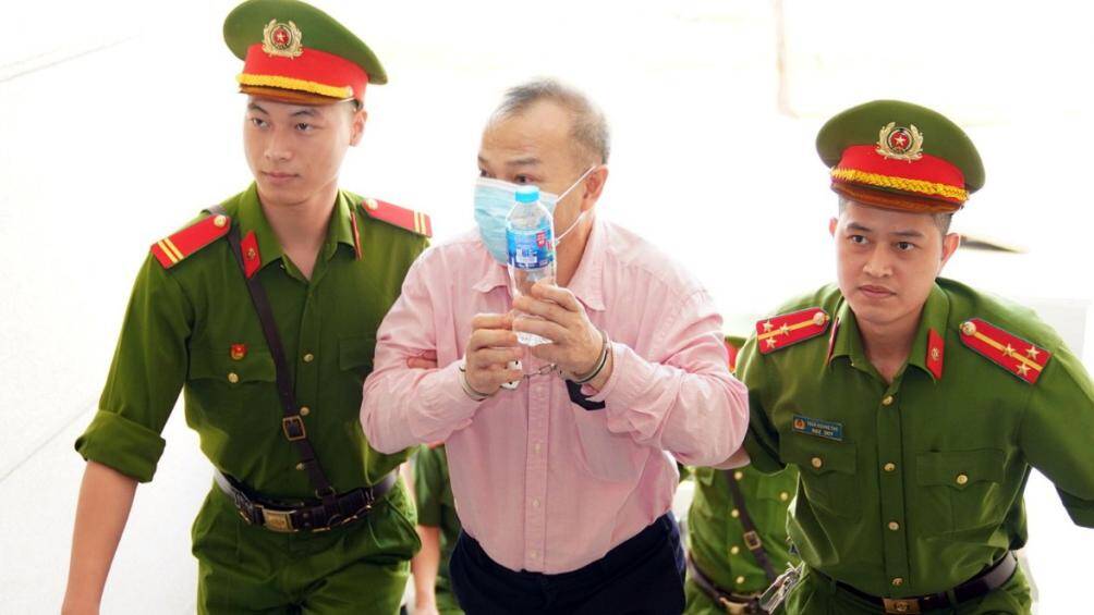 Một nguy&ecirc;n Thứ trưởng kh&aacute;c của Bộ Ngoại giao l&agrave; &ocirc;ng Vũ Hồng Nam cũng được lực lượng chức năng &aacute;p giải đến t&ograve;a &aacute;n.