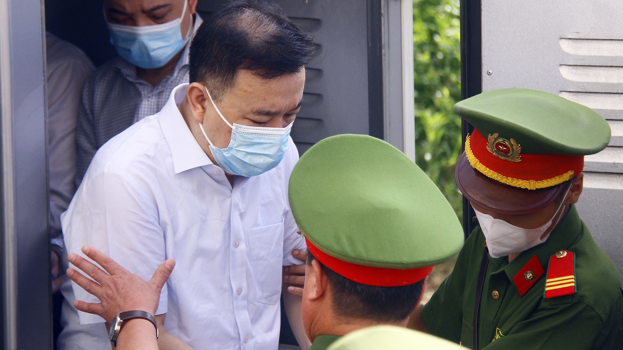 Trong vụ &aacute;n chuyến bay giải cứu, 54 bị c&aacute;o bị VKSND Tối cao truy tố về 5 tội danh. Trong đ&oacute;, nguy&ecirc;n Ph&oacute; chủ tịch UBND TP H&agrave; Nội Chử Xu&acirc;n Dũng (trong ảnh) bị c&aacute;o buộc nhận hối lộ 54.000 USD v&agrave; 300 triệu đồng.