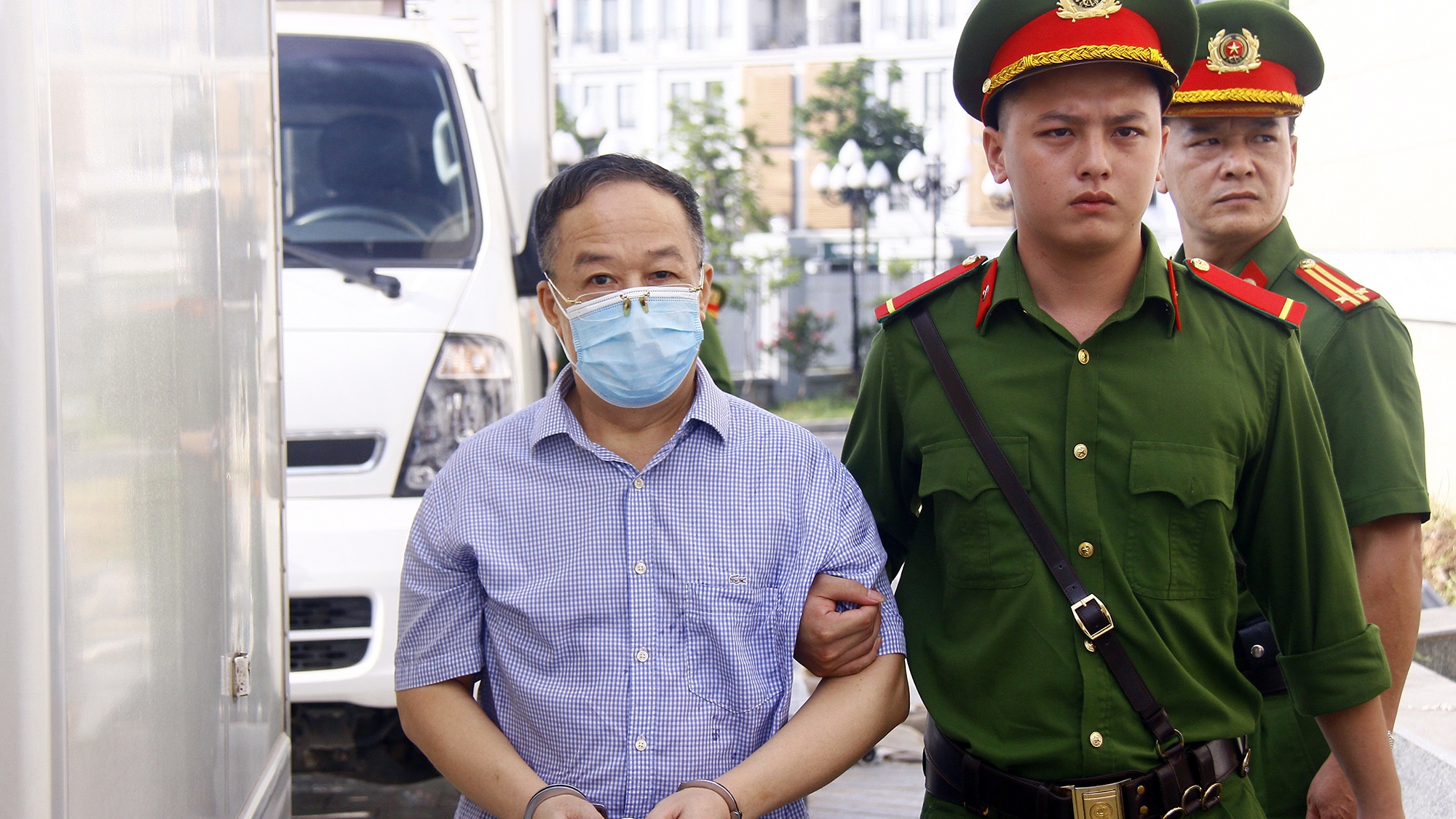 Bị c&aacute;o Trần Văn Dự, nguy&ecirc;n Ph&oacute; cục trưởng Cục Quản l&yacute; xuất nhập cảnh bị c&aacute;o buộc nhận hối lộ trong vụ chuyến bay giải cứu.