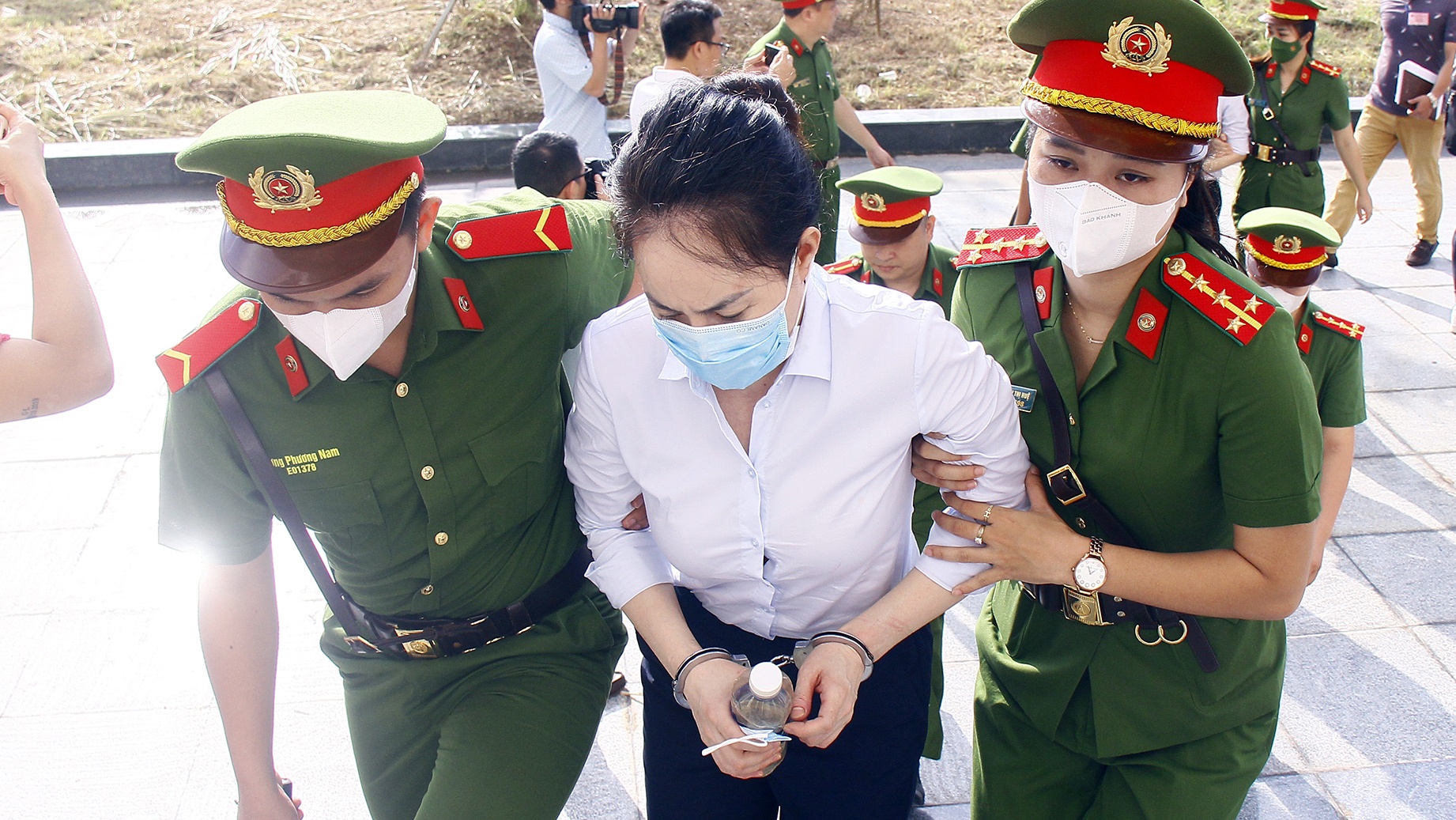 Hội đồng x&eacute;t xử phi&ecirc;n t&ograve;a sơ thẩm gồm 5 th&agrave;nh vi&ecirc;n, do thẩm ph&aacute;n Vũ Quang Huy l&agrave;m chủ tọa. T&ograve;a &aacute;n dự kiến l&agrave;m việc li&ecirc;n tục trong 30 ng&agrave;y.