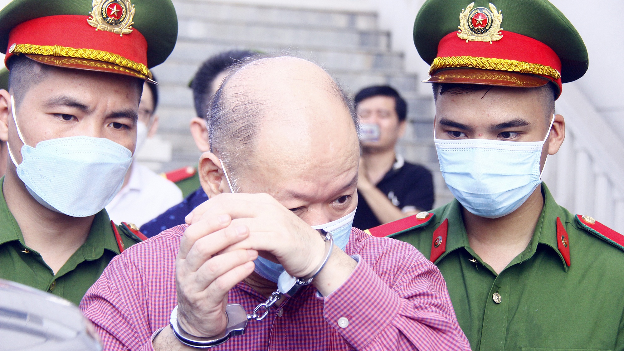 Từ s&aacute;ng sớm 11/7, hơn 100 cảnh s&aacute;t thuộc nhiều lực lượng đến t&ograve;a &aacute;n để bảo vệ trật tự. B&ecirc;n ngo&agrave;i nơi xử &aacute;n, cảnh s&aacute;t cơ động tuần tra thường xuy&ecirc;n.