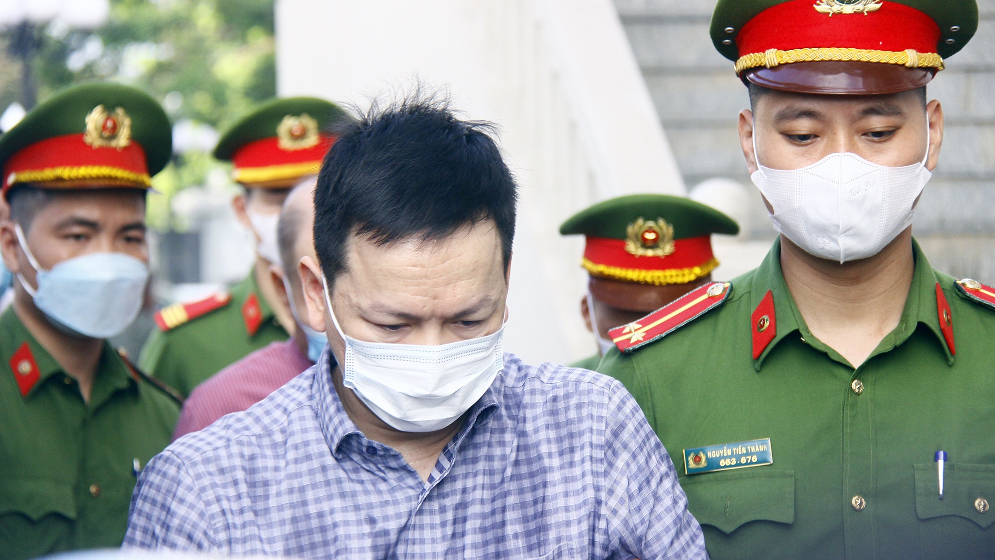 Trong đ&oacute;, 25 c&aacute; nh&acirc;n lợi dụng chức vụ, quyền hạn, nhiệm vụ được giao, nhận hối lộ gần 167 tỷ đồng; lợi dụng chức vụ, quyền hạn trong khi thi h&agrave;nh c&ocirc;ng vụ, g&acirc;y thiệt hại tr&ecirc;n 10 tỷ đồng.