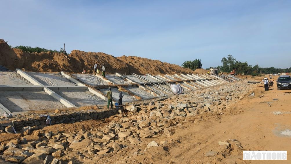 Dự &aacute;n k&egrave; chống sạt lở bờ bắc s&ocirc;ng Tr&agrave; Kh&uacute;c c&oacute; chiều d&agrave;i hơn 5,1km (x&acirc;y mới tr&ecirc;n 4.000m v&agrave; sửa chữa, n&acirc;ng cấp 1.115m), trong đ&oacute; đoạn qua x&atilde; Tịnh Sơn d&agrave;i 1.400m, đoạn đi qua x&atilde; Tịnh H&agrave; d&agrave;i 3.728m.