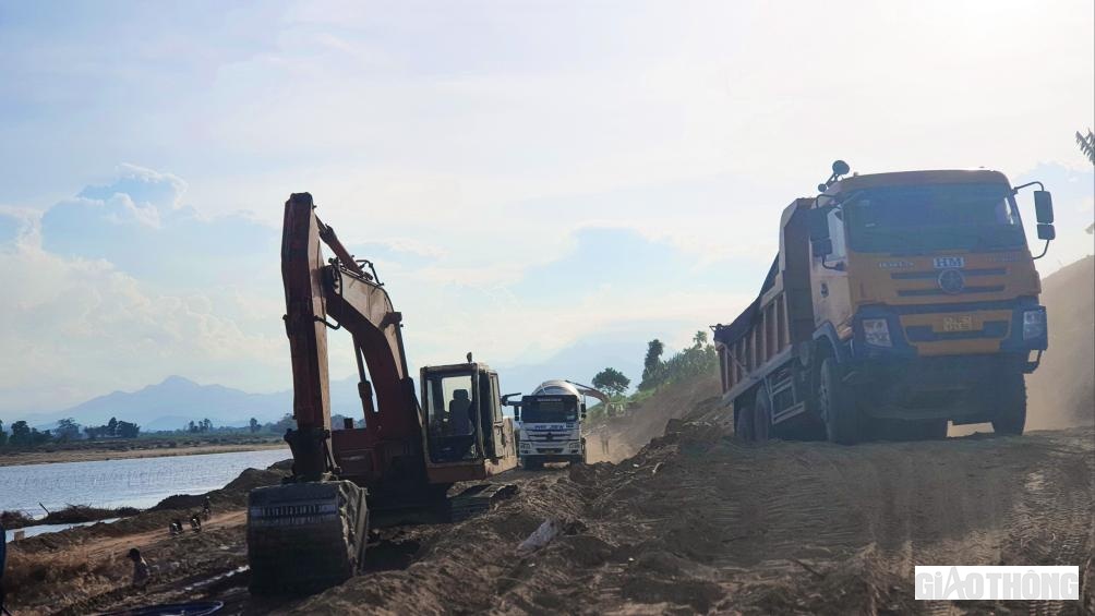 Phương tiện cơ giới, nh&acirc;n vật lực thi c&ocirc;ng được nh&agrave; thầu huy động tối đa đến c&ocirc;ng trường để tổ chức thi c&ocirc;ng dự &aacute;n.