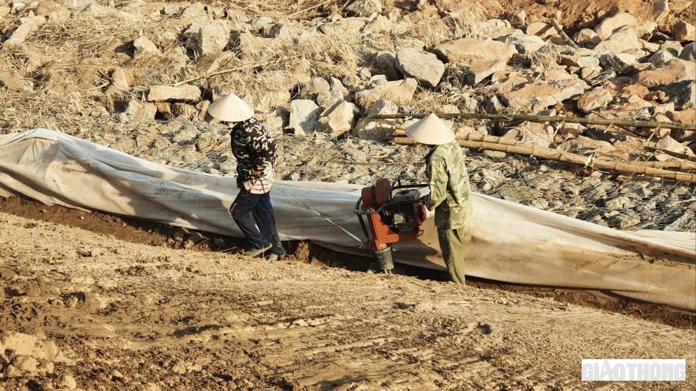 C&ocirc;ng nh&acirc;n đầm n&eacute;n đế k&egrave; trước khi đặt khu&ocirc;n v&aacute;n &aacute;p rọ sắt v&agrave; đổ b&ecirc; t&ocirc;ng th&acirc;n k&egrave; một c&aacute;ch ki&ecirc;n cố.