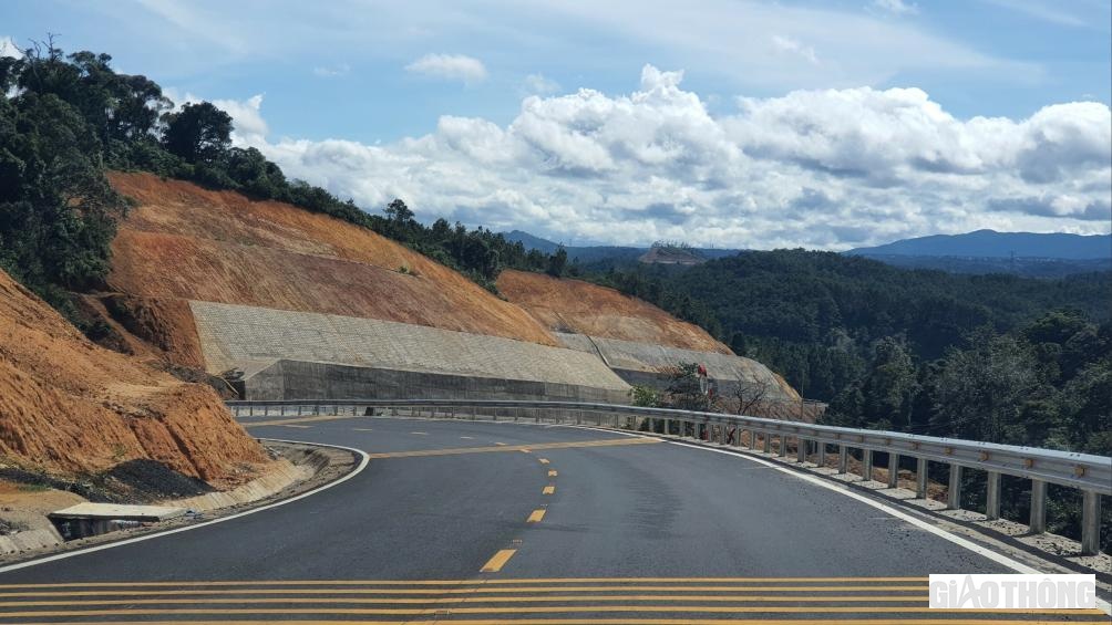 Ngo&agrave;i thiết lập hệ thống tường hộ lang b&ecirc;n ta luy &acirc;m th&igrave; thiết kế dự &aacute;n c&ograve;n tiến h&agrave;nh x&acirc;y tường chắn, giật cơ đổ b&ecirc; t&ocirc;ng tạo n&ecirc;n t&iacute;nh kiến cố cho c&ocirc;ng tr&igrave;nh ở những vị tr&iacute; chỉnh tuyến.