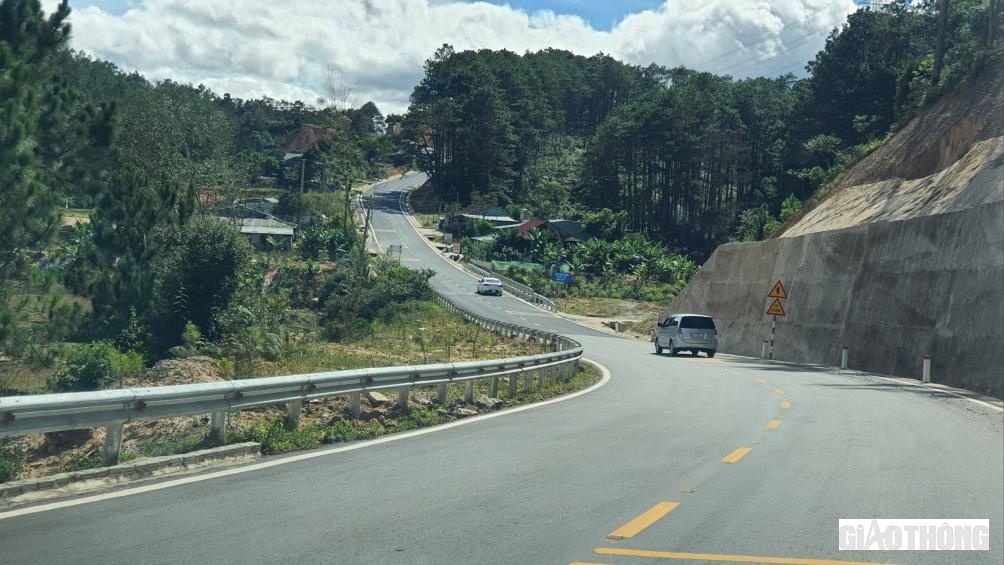 Dự &aacute;n c&oacute; quy m&ocirc; đầu tư một số đoạn ngo&agrave;i đ&ocirc; thị đạt ti&ecirc;u chuẩn đường cấp III miền n&uacute;i, bề rộng nền đường 9m, bề rộng mặt đường 6m, kết cấu mặt đường b&ecirc; t&ocirc;ng nhựa, m&ocirc; đun đ&agrave;n hồi y&ecirc;u cầu Eyc &ge; 140 Mpa.