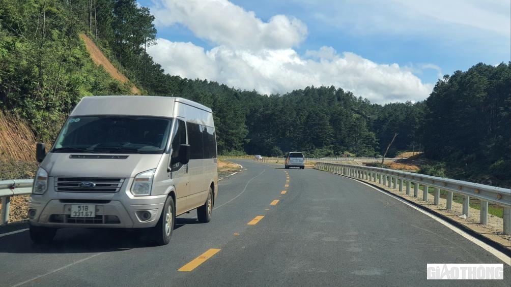 Dự &aacute;n ho&agrave;n th&agrave;nh đ&atilde; tạo n&ecirc;n trục giao th&ocirc;ng th&ocirc;ng tho&aacute;ng, x&oacute;a đi những c&aacute;ch trở, hiểm nguy tr&ecirc;n tuyến giao th&ocirc;ng quan trọng nối T&acirc;y Nguy&ecirc;n với đồng bằng duy&ecirc;n hải miền Trung.