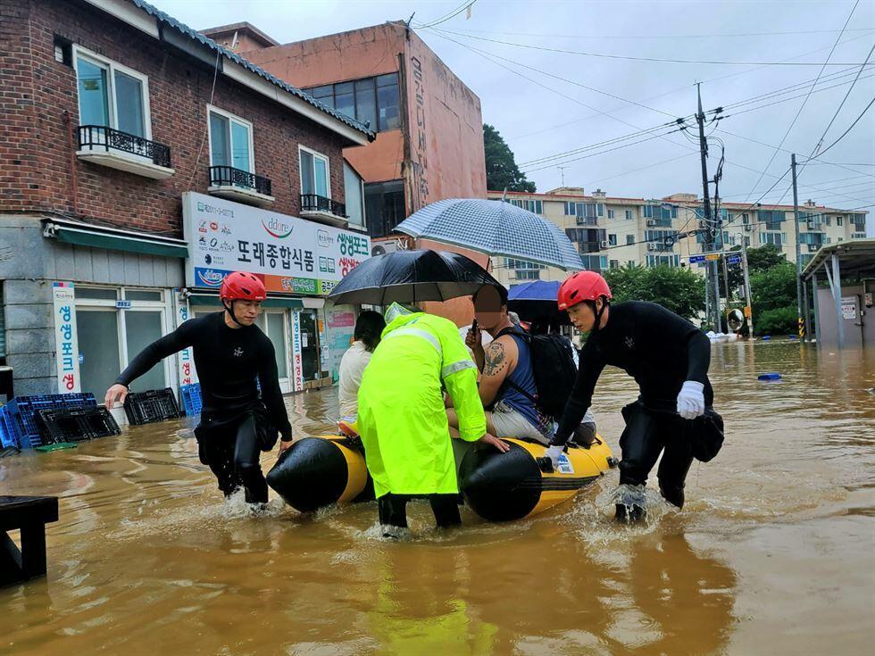 Trong cuộc họp với c&aacute;c cơ quan ch&iacute;nh phủ ng&agrave;y 15/7, Thủ tướng H&agrave;n Quốc Han Duck-soo k&ecirc;u gọi quan chức c&aacute;c cấp, bộ, ng&agrave;nh nỗ lực triển khai biện ph&aacute;p ứng ph&oacute; nước s&ocirc;ng tr&agrave;n bờ, lở đất. &Ocirc;ng Han cũng đề nghị Qu&acirc;n đội H&agrave;n Quốc tham gia chiến dịch t&igrave;m kiếm cứu hộ, giải cứu người d&acirc;n trong v&ugrave;ng lũ lụt. (Ảnh: Yonhap).