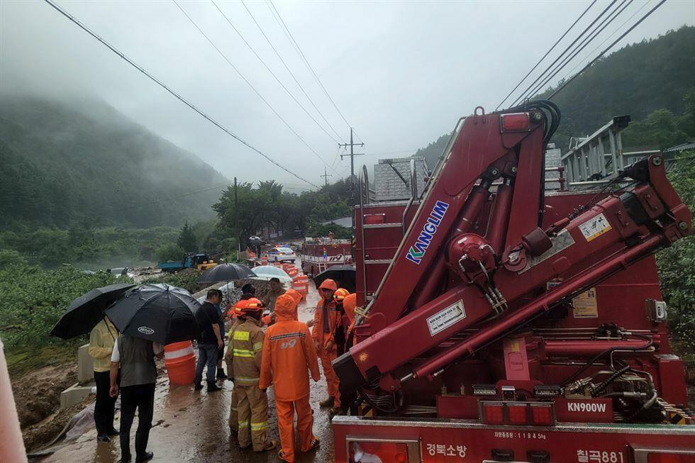 Trước đ&oacute;, ng&agrave;y 14/7, một chuyến t&agrave;u chậm tại tỉnh Bắc Chungcheong bị trật b&aacute;nh do lở đất khiến đất đ&aacute; đổ sập xuống đường ray, theo Bộ Giao th&ocirc;ng vận tải H&agrave;n Quốc. May mắn l&agrave; khi tai nạn xảy ra, t&agrave;u kh&ocirc;ng chở kh&aacute;ch nhưng vụ việc đ&atilde; khiến một kỹ thuật vi&ecirc;n tr&ecirc;n t&agrave;u bị thương. (Ảnh: Yonhap).