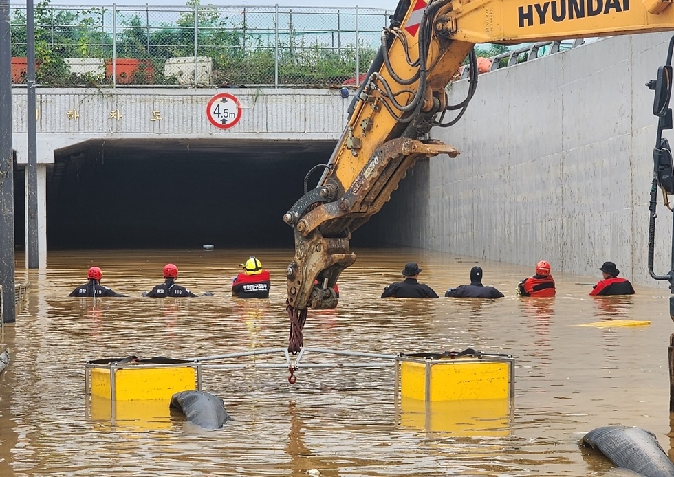 Trước đ&oacute;, Bộ Nội vụ v&agrave; An to&agrave;n H&agrave;n Quốc cho biết t&iacute;nh tới 6h (giờ địa phương) ng&agrave;y 16/7, &iacute;t nhất 31 người thiệt mạng, 10 người mất t&iacute;ch c&ugrave;ng 7.540 người phải đi sơ t&aacute;n v&igrave; mưa lớn g&acirc;y lũ lụt, lở đất tại nhiều khu vực tr&ecirc;n khắp quốc gia n&agrave;y. (Ảnh: Yonhap).