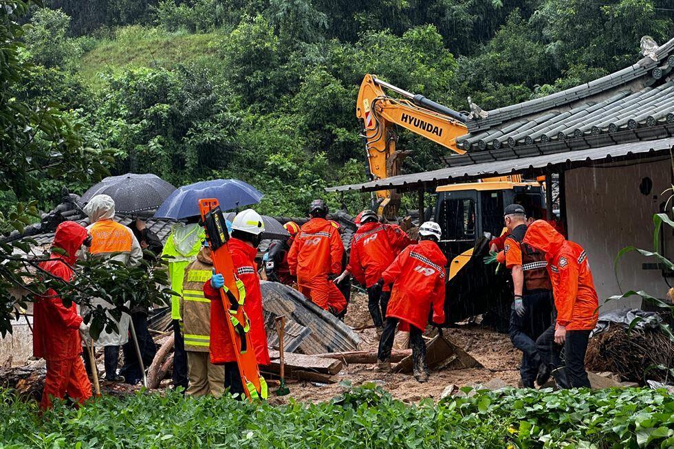 C&ocirc;ng ty vận h&agrave;nh t&agrave;u hỏa Korea Railroad Corp th&ocirc;ng b&aacute;o đ&atilde; tạm dừng hoạt động tất cả tuyến t&agrave;u chậm v&agrave; một số tuyến t&agrave;u cao tốc. D&ugrave; vậy, c&ocirc;ng ty n&agrave;y cảnh b&aacute;o hoạt động của c&aacute;c tuyến t&agrave;u cao tốc c&oacute; thể bị gi&aacute;n đoạn do lở đất, mưa lũ, đất đ&aacute; đổ sập tiềm ẩn nguy cơ mất an to&agrave;n. (Ảnh: Yonhap).