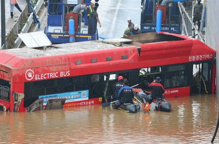 Hai ng&agrave;y qua, mưa lớn g&acirc;y lũ lụt, lở đất nghi&ecirc;m trọng tại H&agrave;n Quốc khiến &iacute;t nhất 31 người thiệt mạng, h&agrave;ng ngh&igrave;n người phải đi sơ t&aacute;n.
Trong đ&oacute;, một đường hầm tại th&agrave;nh phố Cheongju, miền trung H&agrave;n Quốc bị ngập do mưa lũ.
Ng&agrave;y 16/7, lực lượng chức năng đ&atilde; ph&aacute;t hiện một chiếc xe bu&yacute;t bị mắc kẹt ở đường hầm n&agrave;y v&agrave; đưa thi thể 5 người trong xe bu&yacute;t ra ngo&agrave;i (Ảnh: Yonhap).