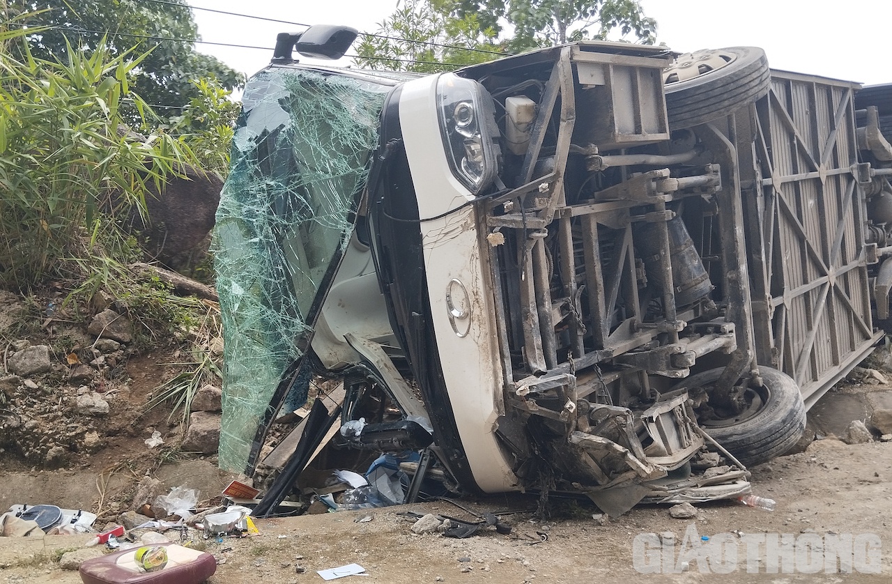 Tại hiện trường, đầu xe bị bể nát, hư hỏng hoàn toàn.