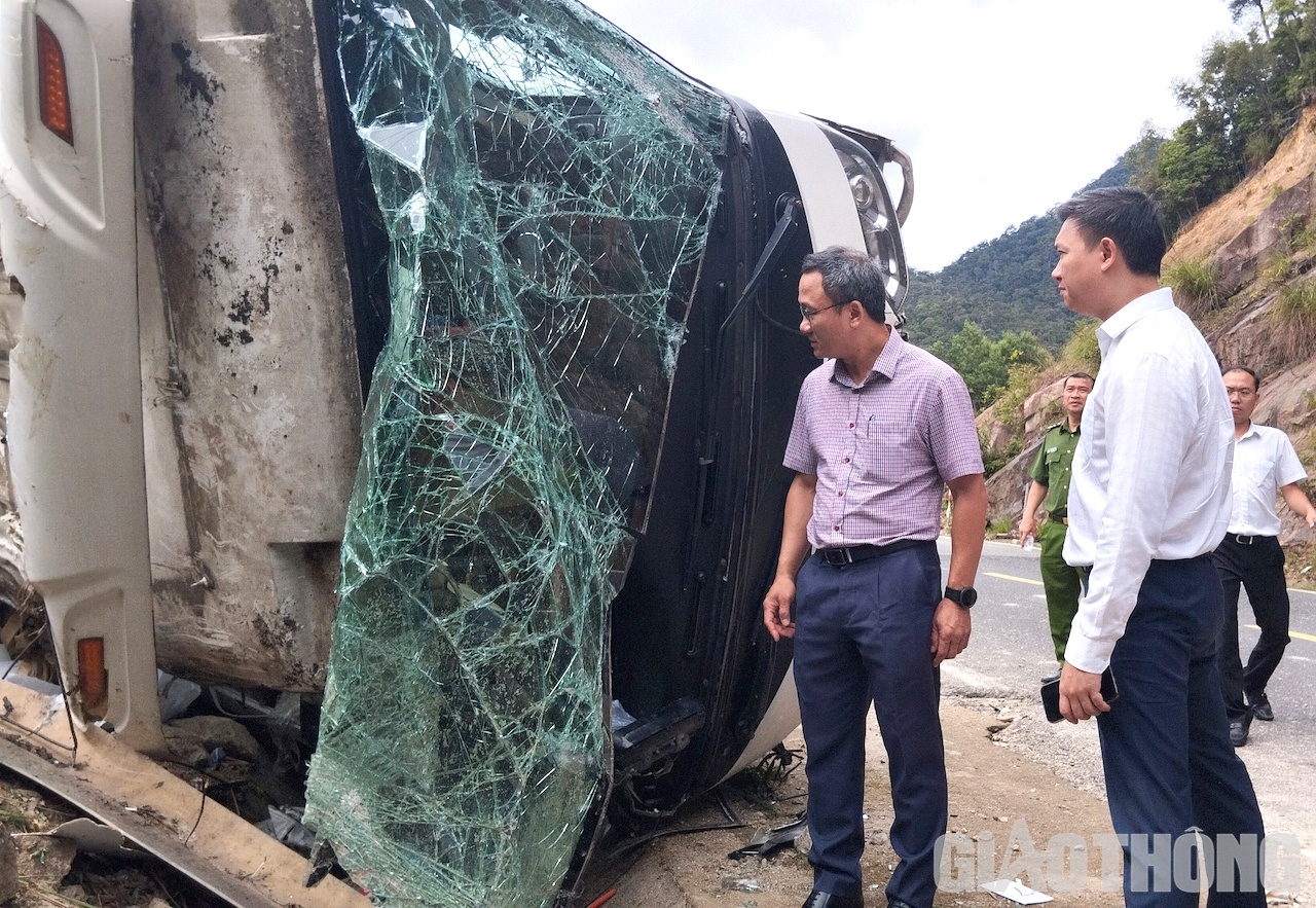 Ông Khuất Việt Hùng kiểm tra hiện trường, yêu cầu chính quyền địa phương, cơ quan chức năng khẩn trương khắc phục hậu quả vụ tai nạn.