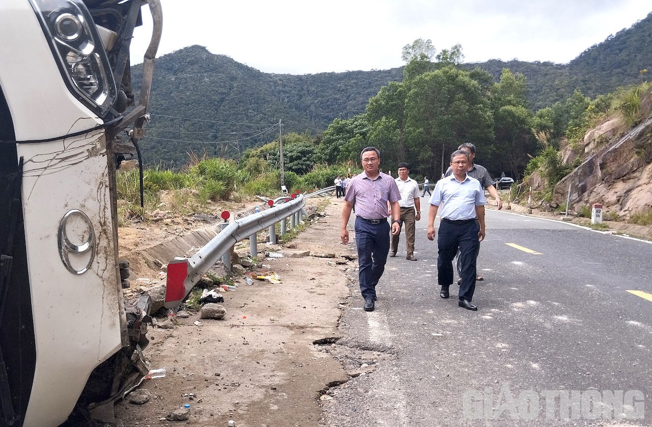 Ông Khuất Việt Hùng kiểm tra thực tế tại hiện trường vụ TNGT.