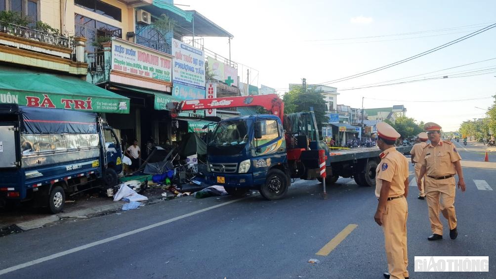 C&ocirc;ng an phong tỏa hiện trường phục vụ c&ocirc;ng t&aacute;c cẩu chiếc xe tải khỏi nơi g&acirc;y tai nạn.