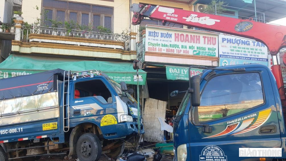Một chiếc xe cẩu được điều động đến hiện trường để cẩu xe g&acirc;y tai nạn đi nơi kh&aacute;c.