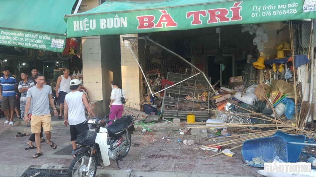 Khung cảnh ngổn ngang nơi hiện trường vụ TNGT nghi&ecirc;m trọng tr&ecirc;n QL1 qua địa b&agrave;n thị trấn Mộ Đức l&agrave;m hai người tử vong, một người bị thương.