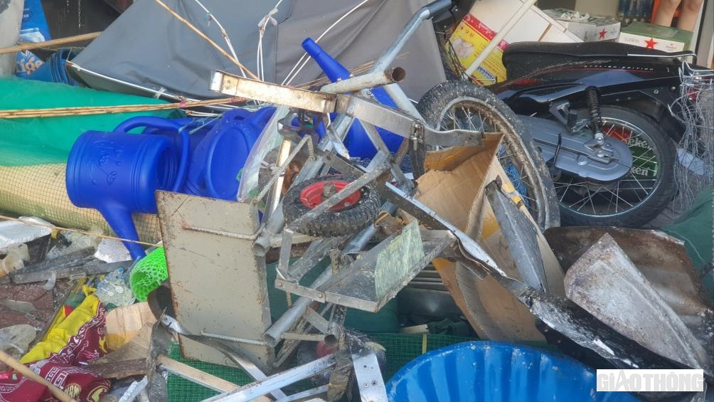 Chiếc xe đẩy b&aacute;n ch&egrave; của b&agrave; Nguyễn Thị Ngọt sau vụ tai nạn chỉ c&ograve;n lại khung sắt cong vẹo biến dạng.