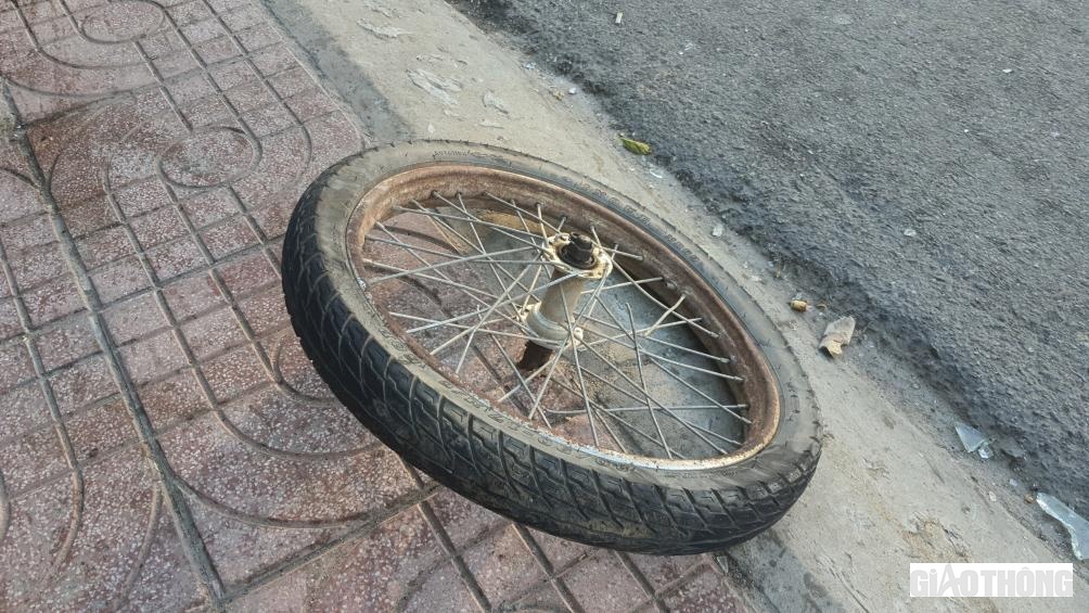 B&aacute;nh xe đẩy b&aacute;n ch&egrave; của b&agrave; Nguyễn Thị Ngọt văng ra b&ecirc;n ngo&agrave;i sau khi bị xe tải t&ocirc;ng trực diện.