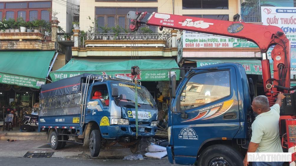 Sau khoảng 20 ph&uacute;t, chiếc xe tải g&acirc;y tai nạn mới được đưa ra khỏi hiện trường vụ tai nạn.
