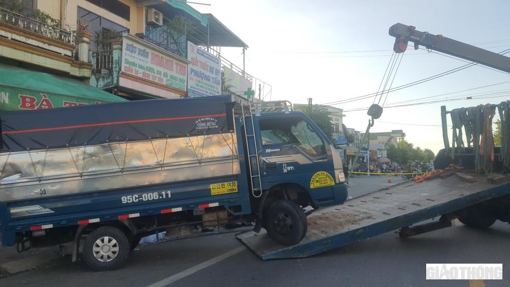 Chiếc xe tải g&acirc;y tai nạn được chở về trụ sở c&ocirc;ng an phục vụ c&ocirc;ng t&aacute;c điều tra.