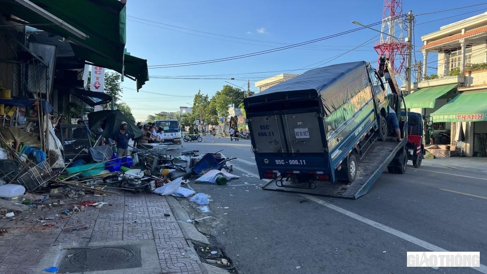 Xe tải g&acirc;y tai nạn vừa ho&agrave;n th&agrave;nh việc thay đổi hồ sơ xe sau khi sang nhượng, phương tiện n&agrave;y c&oacute; trọng lượng 1,2 tấn, l&agrave; loại xe tải nhỏ vừa được &ocirc;ng Đặng Cường, qu&ecirc; x&atilde; Nghĩa H&agrave;, TP Quảng Ng&atilde;i mua lại của một người kh&aacute;c ở tỉnh Hậu Giang.