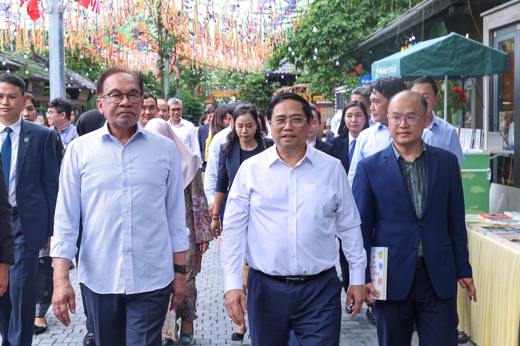 Nh&acirc;n dịp Thủ tướng Ch&iacute;nh phủ Malaysia Anwar Ibrahim v&agrave; Phu nh&acirc;n thăm ch&iacute;nh thức Việt Nam, trưa 21/7, Thủ tướng Ch&iacute;nh phủ Phạm Minh Ch&iacute;nh v&agrave; Phu nh&acirc;n đ&atilde; mời Thủ tướng Anwar Ibrahim v&agrave; Phu nh&acirc;n c&ugrave;ng thăm phố s&aacute;ch H&agrave; Nội, thưởng thức hương vị c&agrave; ph&ecirc; Việt Nam (Ảnh: VGP).