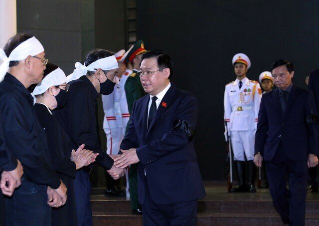 Chủ tịch Quốc hội Vương Đ&igrave;nh Huệ chia buồn c&ugrave;ng gia quyến.