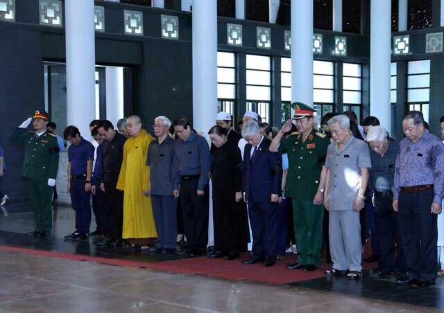 &Ocirc;ng Đỗ Văn Chiến, B&iacute; thư Trung ương Đảng, Chủ tịch Ủy ban Trung ương Mặt trận Tổ quốc Việt Nam dẫn đầu đo&agrave;n Ủy ban Trung ương Mặt trận Tổ quốc Việt Nam v&agrave;o viếng.