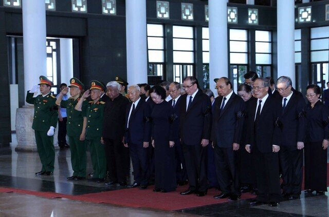 Tổng b&iacute; thư Nguyễn Ph&uacute; Trọng, Chủ tịch nước V&otilde; Văn Thưởng gửi v&ograve;ng hoa k&iacute;nh viếng nguy&ecirc;n Ph&oacute; thủ tướng Nguyễn Kh&aacute;nh.