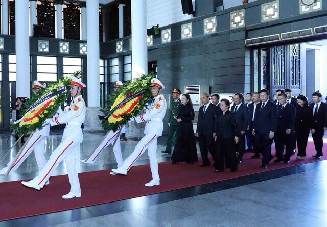 Đo&agrave;n Chủ tịch nước do Ph&oacute; chủ tịch nước V&otilde; Thị &Aacute;nh Xu&acirc;n dẫn đầu v&agrave;o viếng.