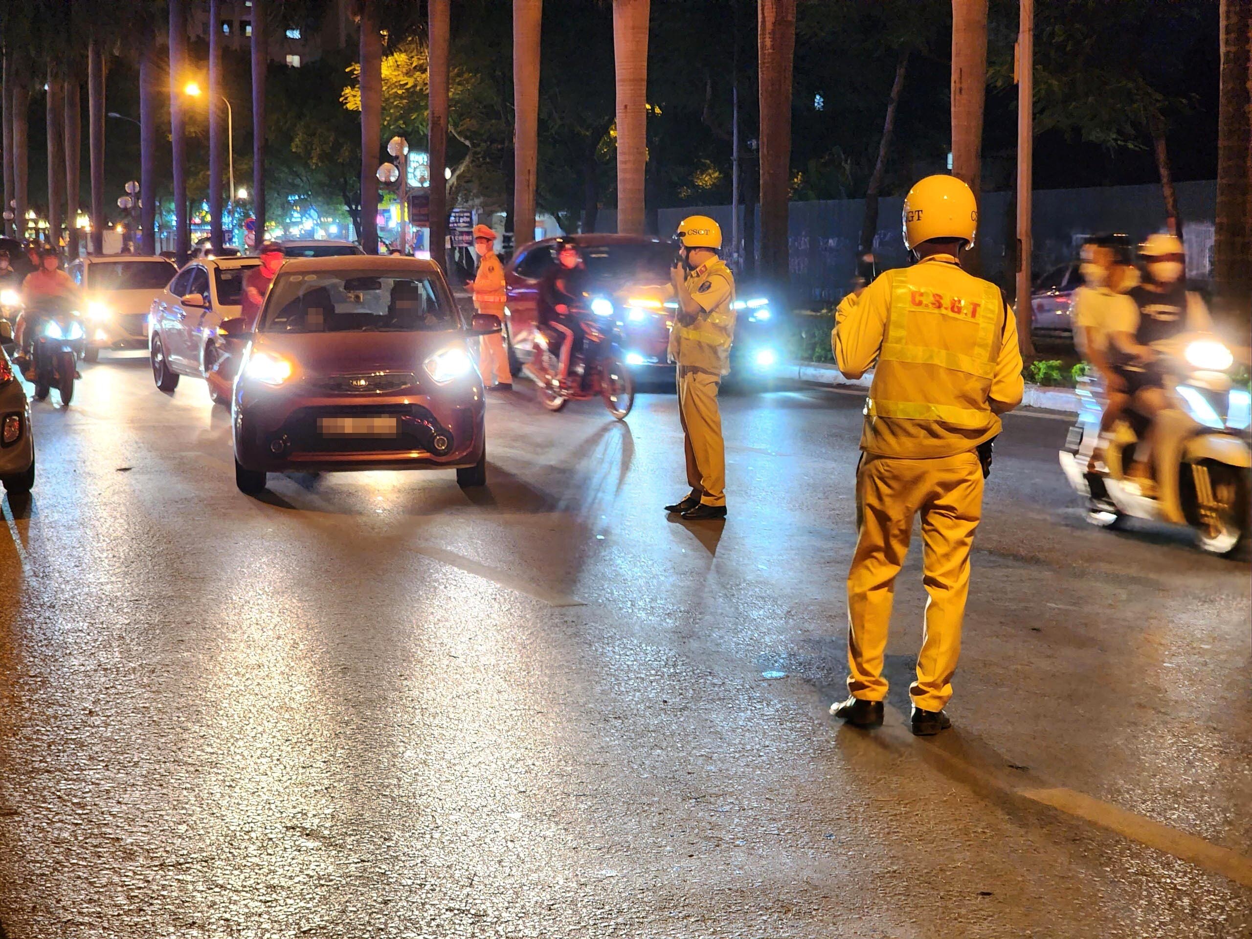 Tối 24/7, theo ch&acirc;n tổ c&ocirc;ng t&aacute;c Đội CSGT số 6 (C&ocirc;ng an TP H&agrave; Nội) l&agrave;m nhiệm vụ tại ng&atilde; tư L&ecirc; Đức Thọ - Nguyễn Ho&agrave;ng - H&agrave;m Nghi (quận Nam Từ Li&ecirc;m), PV ghi nhận, tổ c&ocirc;ng t&aacute;c phải kiểm tra v&agrave;i chục l&aacute;i xe &ocirc; t&ocirc; mới ph&aacute;t hiện ra vi phạm nồng độ cồn.