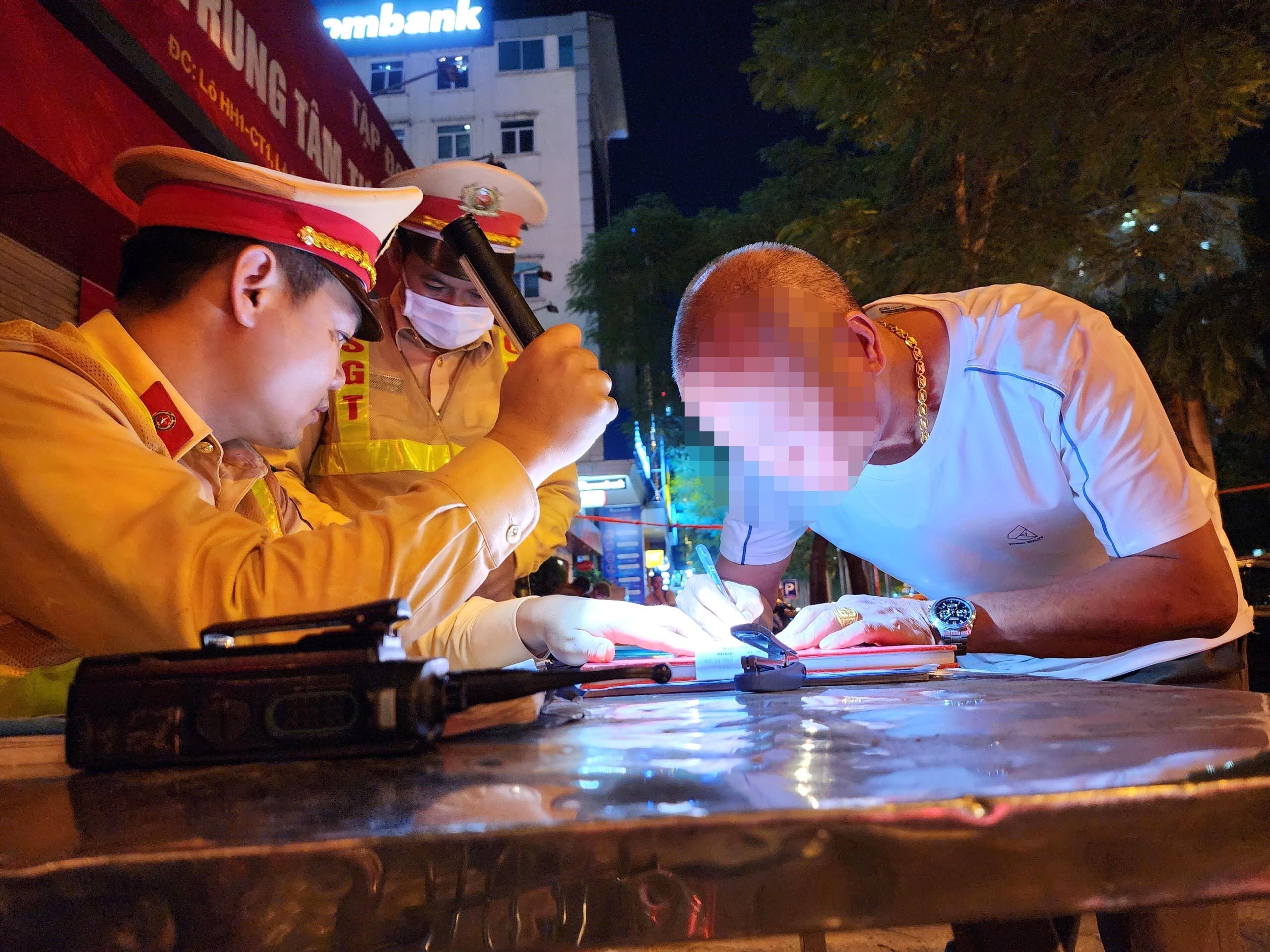 C&aacute;c c&aacute;n bộ tổ c&ocirc;ng t&aacute;c CSGT lại tiếp tục mất hơn 10 ph&uacute;t để giải th&iacute;ch cho l&aacute;i xe hiểu lỗi vi phạm nồng độ cồn l&agrave; phải tạm giữ xe. L&uacute;c n&agrave;y,  t&agrave;i xế xe Camry biển số 30G-75.XXX mới chịu k&yacute; v&agrave;o c&aacute;c bi&ecirc;n bản li&ecirc;n quan.