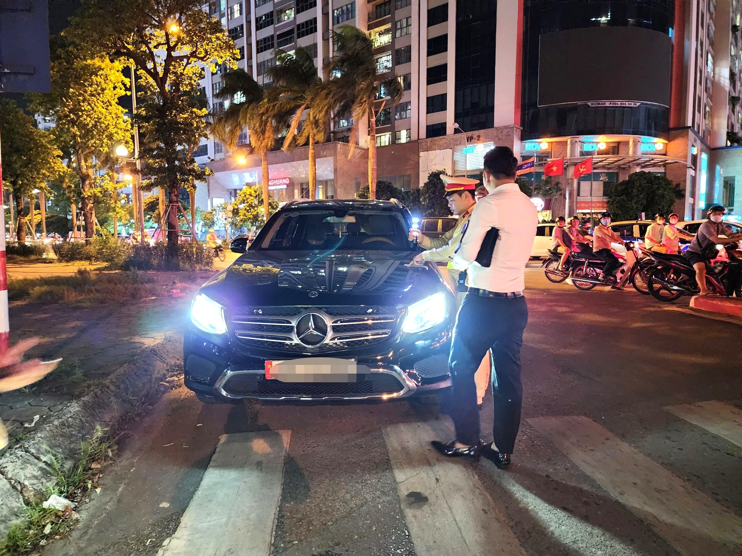 Khoảng 21h50, sau khi kiểm tra nhiều l&aacute;i xe &ocirc; t&ocirc;, tổ c&ocirc;ng t&aacute;c Đội CSGT đội 6 tiếp tục ph&aacute;t hiện nam thanh ni&ecirc;n điều khiển chiếc xe Mercedes GLC 200 vi phạm nồng độ cồn ở mức 0.134miligam/l&iacute;t kh&iacute; thở.