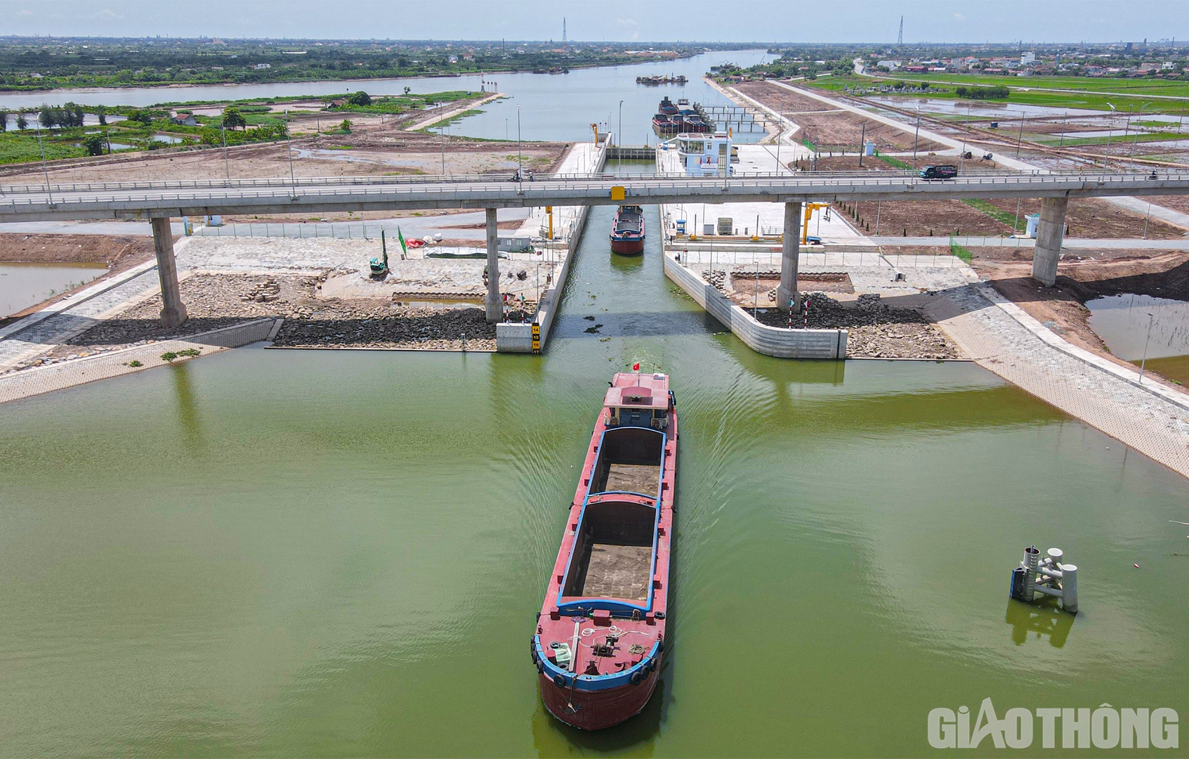 &Ocirc;ng Nguyễn Văn Thưởng cho biết, việc đưa v&agrave;o vận h&agrave;nh c&ocirc;ng tr&igrave;nh k&ecirc;nh, &acirc;u nối s&ocirc;ng Đ&aacute;y - s&ocirc;ng Ninh Cơ sẽ tạo thuận lợi cho c&aacute;c t&agrave;u tải trọng lớn từ ph&iacute;a nam l&ecirc;n hoặc t&agrave;u pha s&ocirc;ng biển từ Quảng Ninh, Hải Ph&ograve;ng đi qua, phục vụ vận tải cho cụm cảng thủy Ninh B&igrave;nh, Ninh Ph&uacute;c. (Ảnh: T&agrave;u ra khỏi &acirc;u)