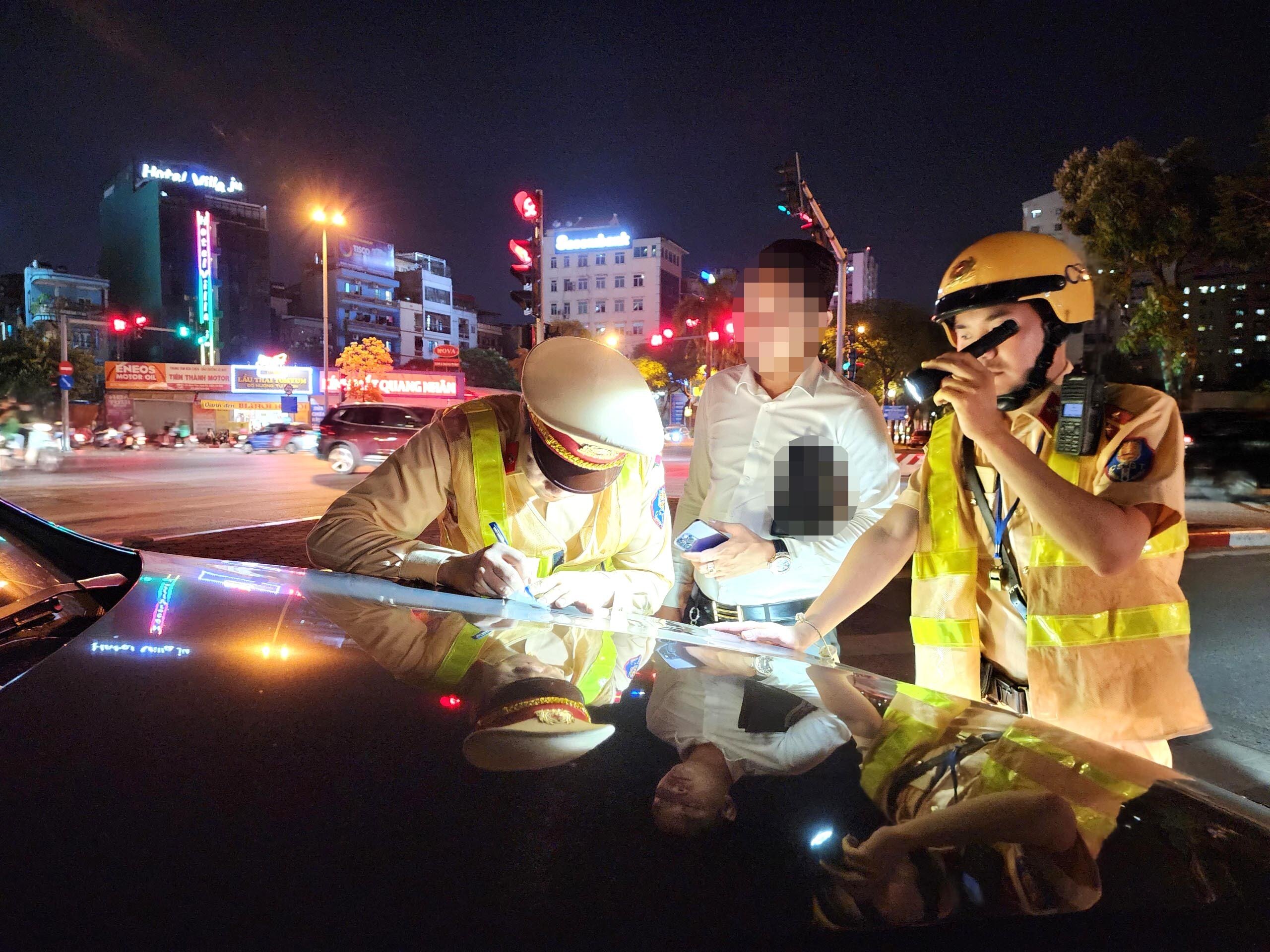 Nam thanh ni&ecirc;n n&agrave;y ph&acirc;n trần, trong bữa cơm buổi tối c&oacute; uống ch&uacute;t rượu với người th&acirc;n, bạn b&egrave;.