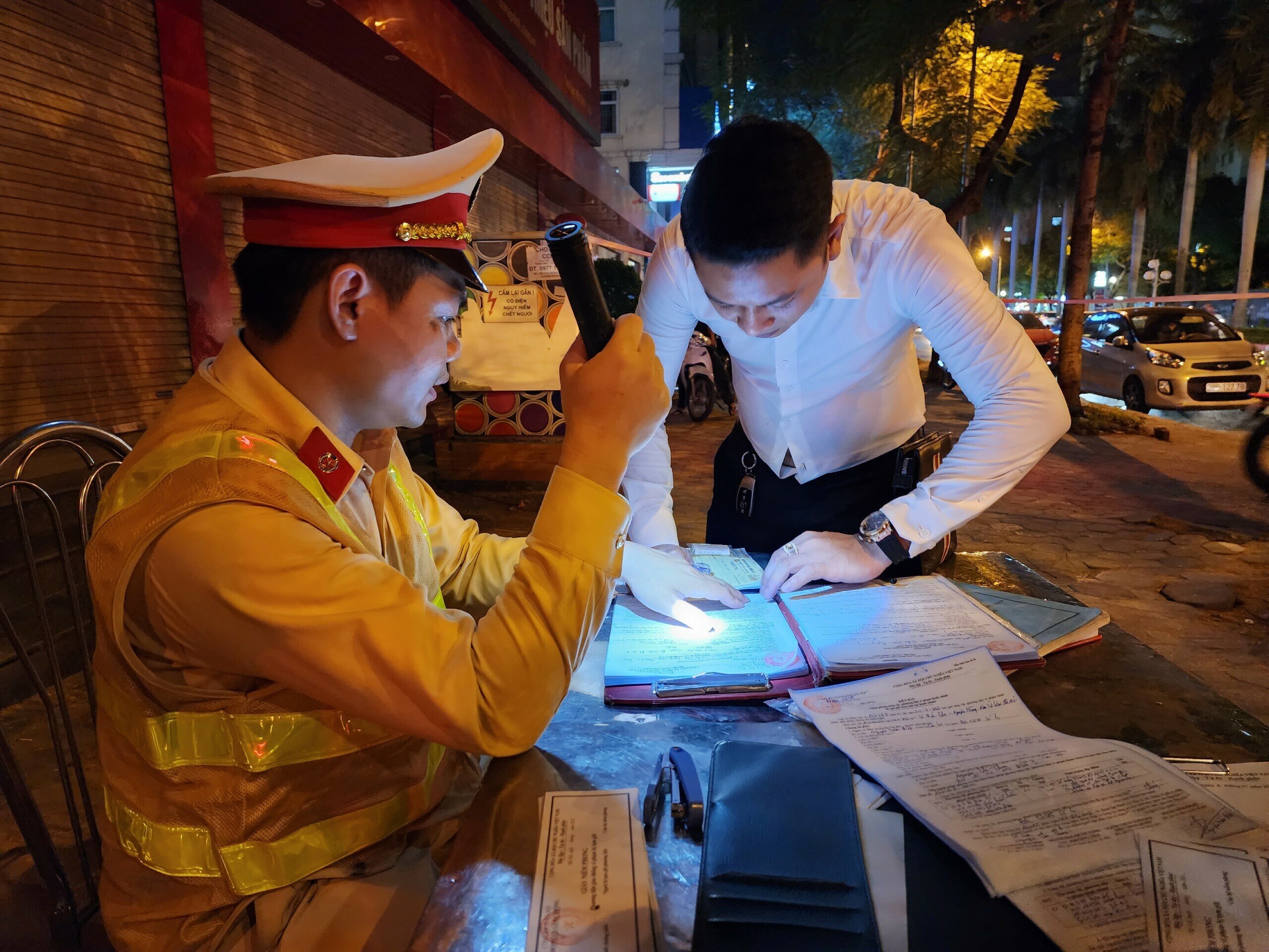 "Nh&agrave; t&ocirc;i c&aacute;ch đ&acirc;y c&oacute; một đoạn, v&igrave; thế t&ocirc;i đ&atilde; chủ quan l&aacute;i xe về. Lần sau đ&atilde; uống rượu bia th&igrave; t&ocirc;i sẽ thu&ecirc; người l&aacute;i xe hoặc l&agrave; bắt taxi về", nam t&agrave;i xế n&agrave;y n&oacute;i.