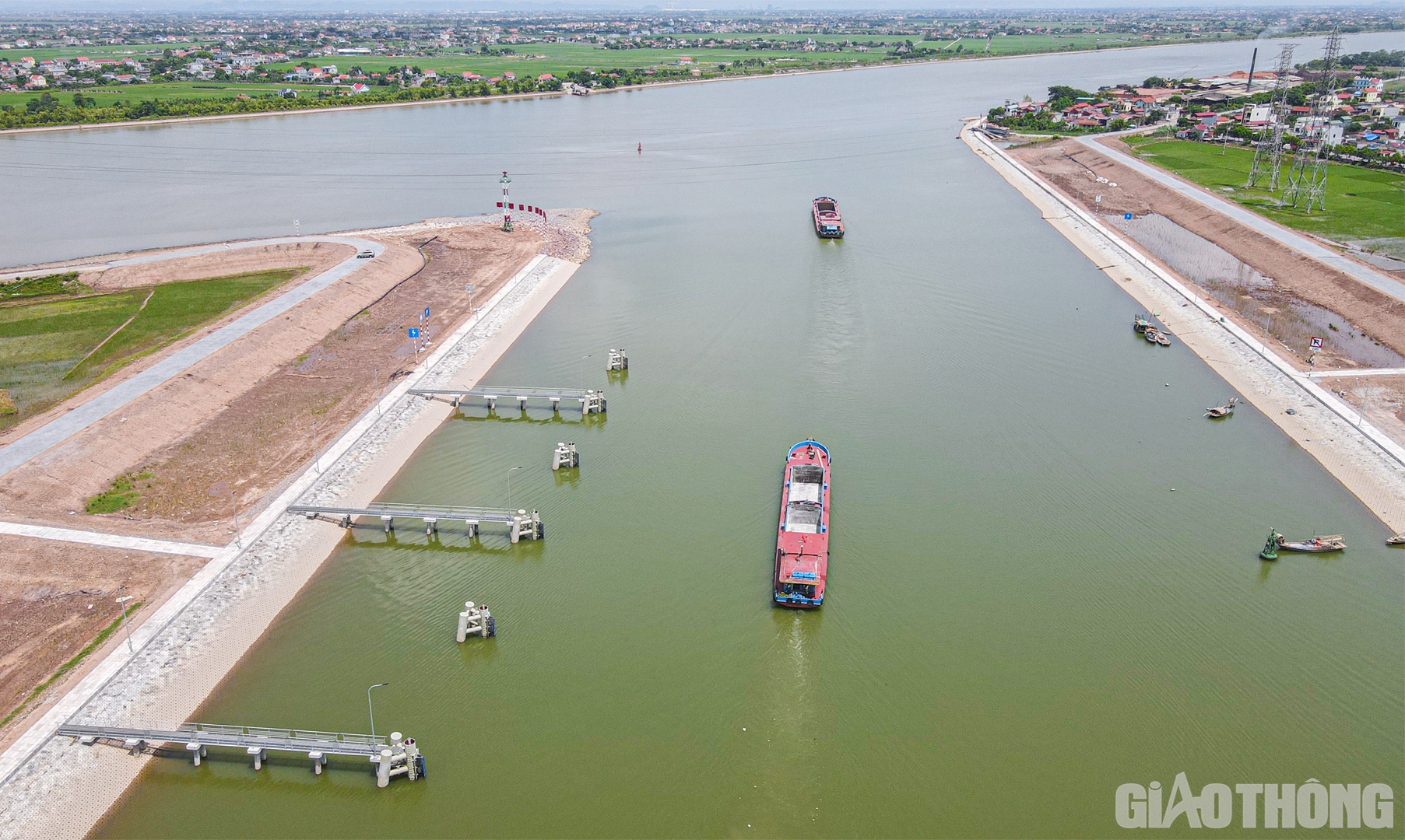 Cụm c&ocirc;ng tr&igrave;nh k&ecirc;nh nối Đ&aacute;y - Ninh Cơ sẽ ph&aacute;t huy hiệu quả cao nhất của cụm c&ocirc;ng tr&igrave;nh cải tạo luồng qua cửa Lạch Giang (đ&atilde; ho&agrave;n th&agrave;nh v&agrave; đưa v&agrave;o sử dụng năm 2016), gi&uacute;p cho t&agrave;u 2.000 tấn đầy tải v&agrave; 3.000 tấn giảm tải c&oacute; thể đi s&acirc;u v&agrave;o đất liền đến cụm cảng Ninh B&igrave;nh, Ninh Ph&uacute;c, từ đ&oacute; giảm chi ph&iacute; vận tải, giảm g&aacute;nh nặng cho đường bộ, giảm &ocirc; nhiễm m&ocirc;i trường. (Ảnh: C&aacute;c t&agrave;u qua &acirc;u hướng ra s&ocirc;ng Đ&aacute;y)