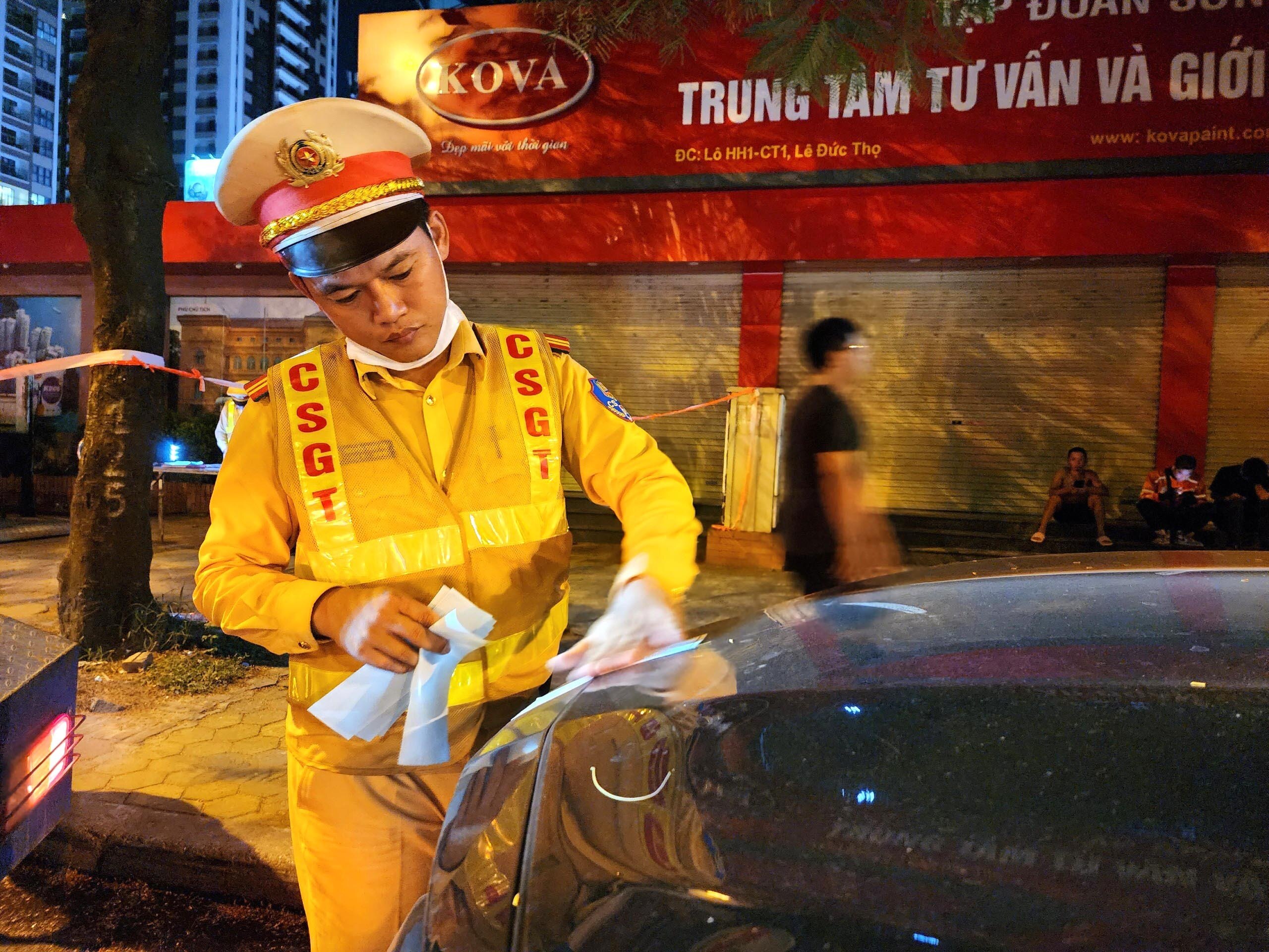 Với lỗi vi phạm nồng độ cồn tr&ecirc;n, cả hai t&agrave;i xế &ocirc; t&ocirc; sẽ bị phạt tiền 7 triệu đồng, tước GPLX 11 th&aacute;ng v&agrave; tạm giữ phương tiện. Ri&ecirc;ng người l&aacute;i xe &ocirc; t&ocirc; Camry sẽ bị phạt th&ecirc;m 11 triệu đồng nếu kh&ocirc;ng c&oacute; GPLX như khai nhận.