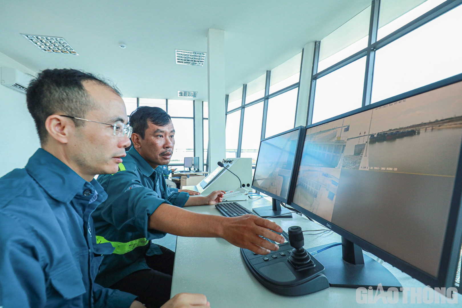 Hệ thống cửa, van điều tiết... được điều khiển tại hệ thống điều khiển trung t&acirc;m, ngo&agrave;i ra c&ograve;n c&oacute; điều khiển tại chỗ.